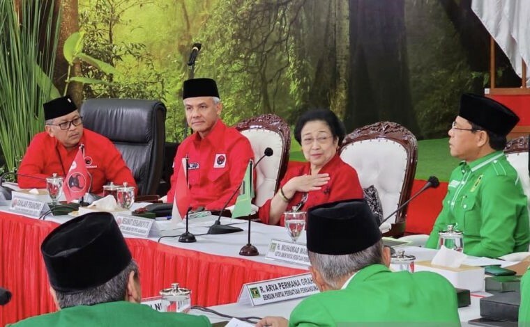 Sekjen DPP PDI Perjuangan Hasto Kristiyanto, capres Ganjar Pranowo, Ketum PDI Perjuangan Megawati Soekarnoputri, dan Plt. Ketum PPP Mohamad Mardiono berbincang saat pertemuan antara PDIP dan PPP di kantor PDI Perjuangan, Jakarta, Minggu (30/4/2023). (ant)